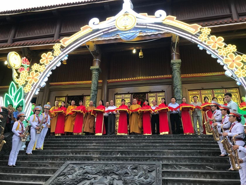 Các đại biểu cắt băng khánh thành chùa Thánh Quang và Bảo Tháp Đại Bi Kim Cương tại đình, đền Tướng Quốc
