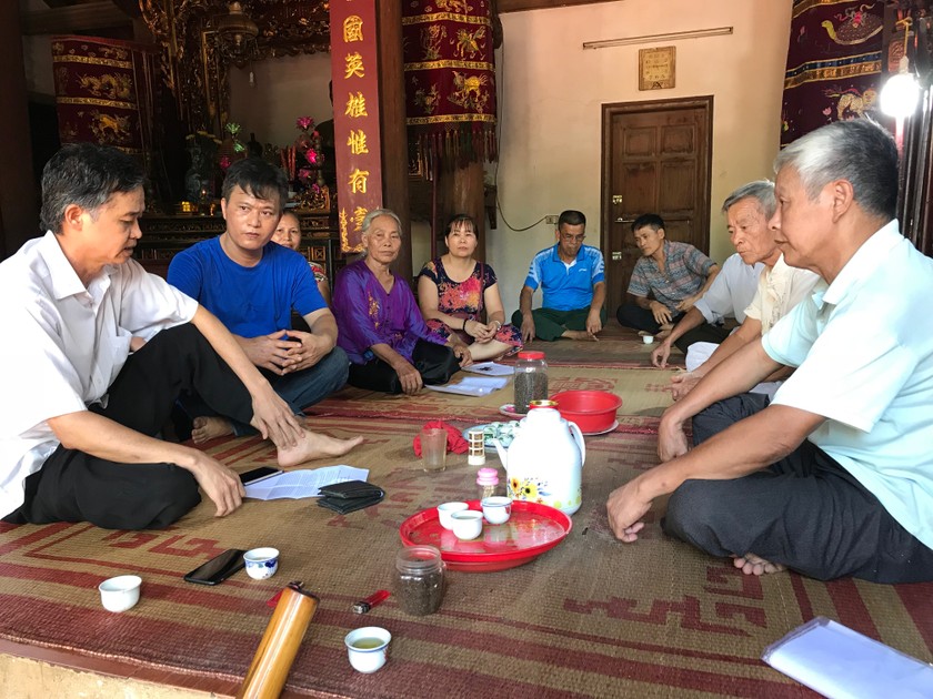 Người dân ở xã An Khánh phản ánh sự việc với phóng viên