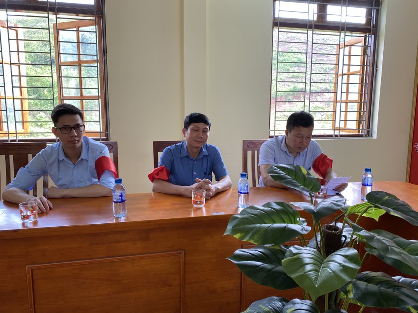 Phóng viên làm việc với đại diện Ban GPMB huyện Yên Thủy 