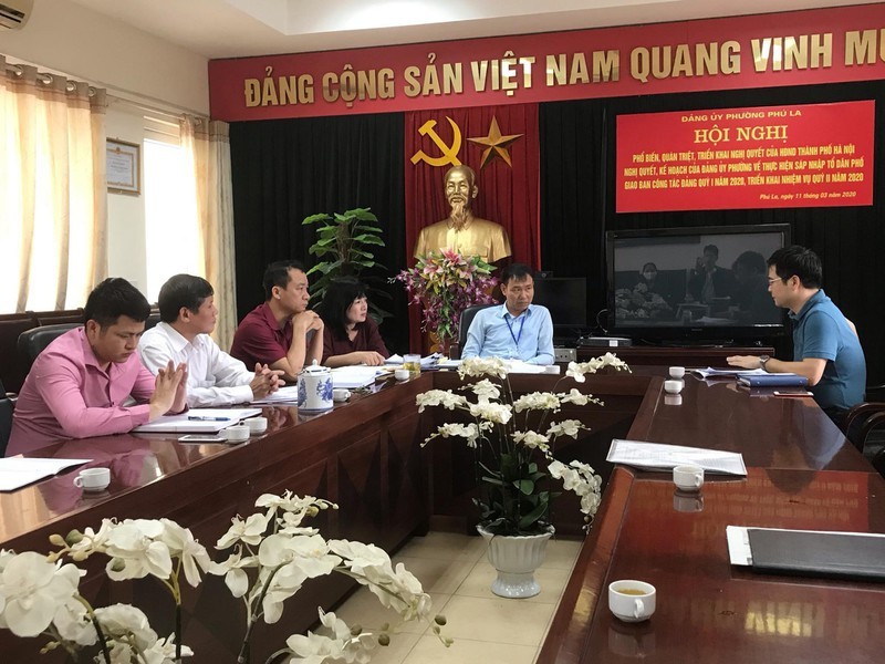 Phóng viên Báo Pháp luật Việt Nam làm việc với lãnh đạo UBND phường Phú La và các đoàn thể 