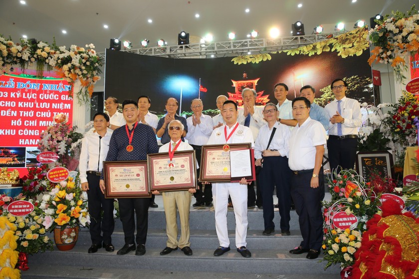 Doanh nhân Mẫn Ngọc Anh, Chủ tịch Tập đoàn Hanaka cùng thành viên trong gia đình vinh dự nhận 3 bằng kỷ lục Quốc gia
