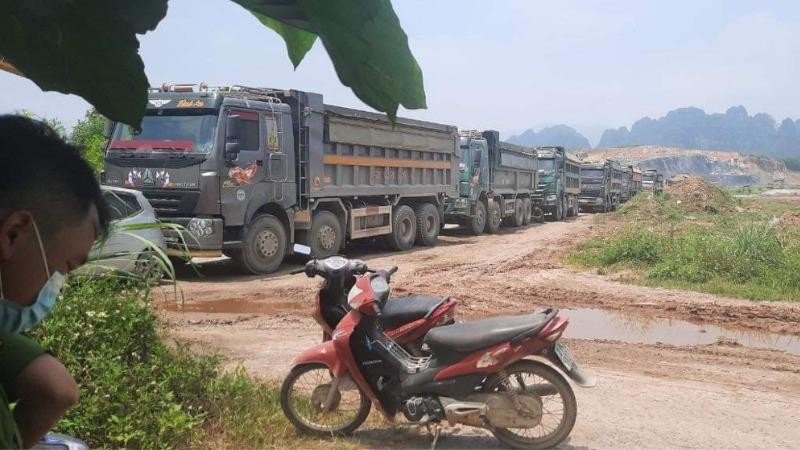 Những xe ô tô tải chở đất khai thác trái phép bị bắt giữ.