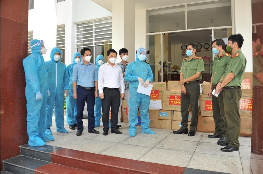Đoàn Công tác Công an tỉnh Bắc Giang trao tặng kinh phí, hàng hóa cho Công an tỉnh Đồng Tháp.