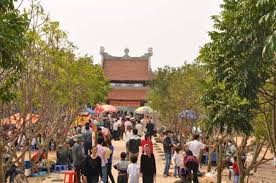 Nhiều du khách thập phương đến thăm và lễ tại chùa Vĩnh Nghiêm Bắc Giang.
