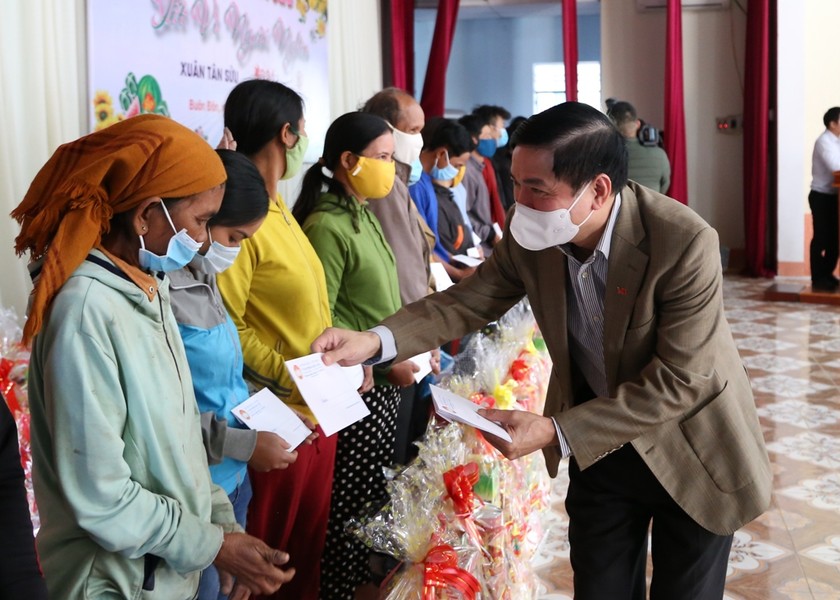 Bí thư Tỉnh ủy Đắk Lắk Bùi  Văn Cường trao quà cho các hộ gia đình khó khăn.