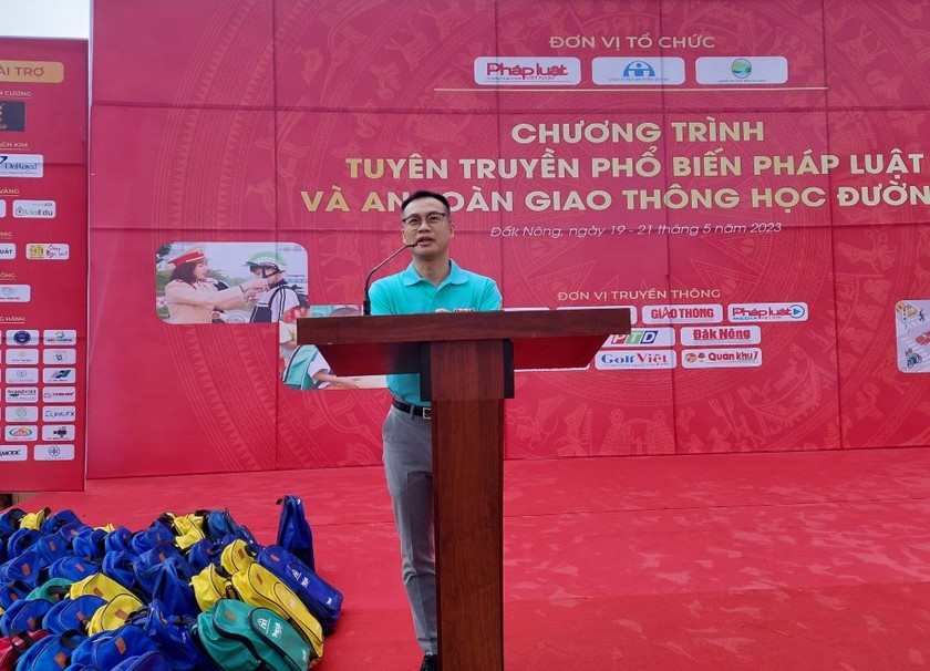 Ông Trần Ngọc Hà - Phó Tổng biên tập Báo Pháp luật Việt Nam kêu gọi: Hãy đội nón lên đầu khi tham gia giao thông. Hành động này chính là vì tương lai của các em."