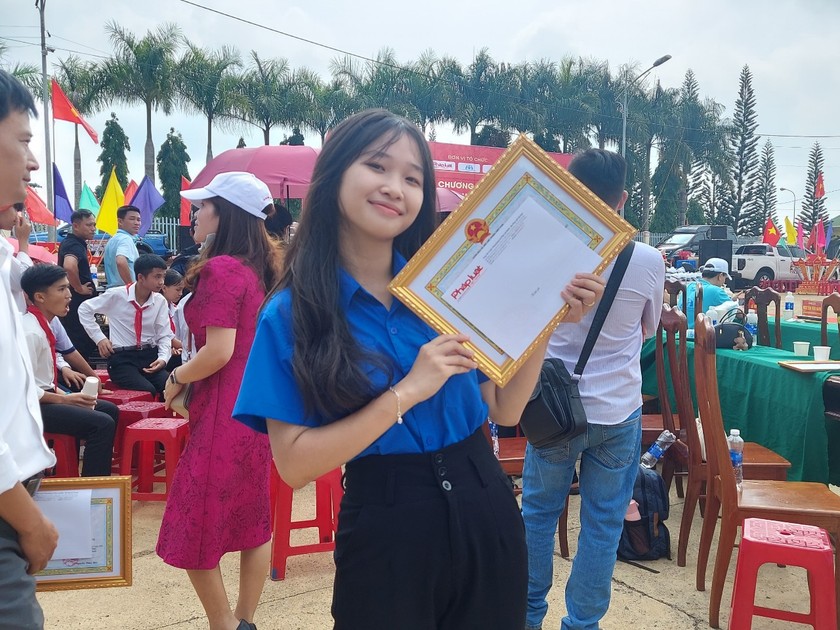 Hà Khánh Linh, học sinh lớp 9A1, Trường THCS Nguyễn Du (huyện Đắk Glong) vui mừng khi được quà tặng của chương trình