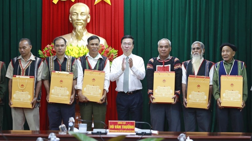 Chủ tịch nước Võ Văn Thưởng tặng quà già làng, trưởng bản, người có uy tín trong cộng đồng người đồng bào Tây Nguyên. Ảnh TS