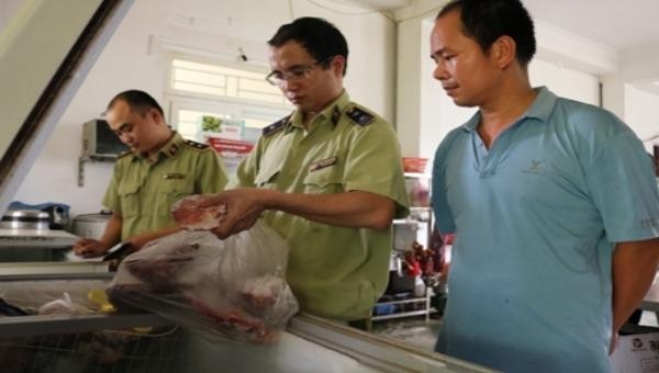 Kiểm tra thực phẩm tại nhà hàng Dũng Xoan, tại thôn Phúc Lộc, xã Phú Lộc (Nho Quan), tỉnh Ninh Bình.