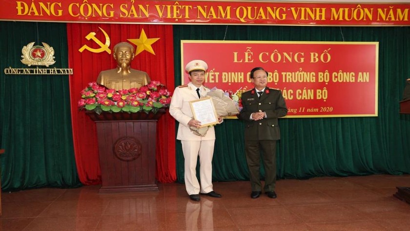 Đại tá Nguyễn Văn Phương - Phó Cục trưởng Cục Tổ chức cán bộ - Bộ Công an trao Quyết định cho Thượng tá Nguyễn Thanh Hà.
