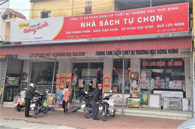 Khởi tố chủ nhà sách bán hơn 90.000 cuốn sách giáo khoa giả - Ảnh 1.