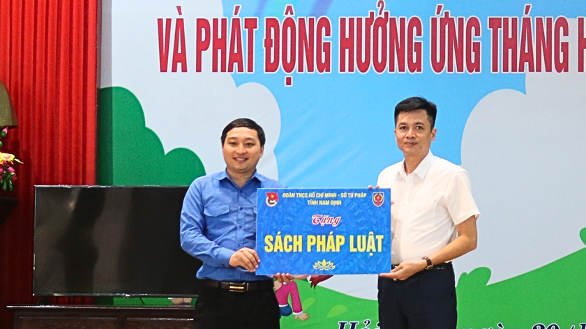 Ông Dương Văn Nghĩa - Phó Giám đốc Sở Tư pháp tỉnh Nam Định tặng sách pháp luật cho Huyện đoàn Hải Hậu