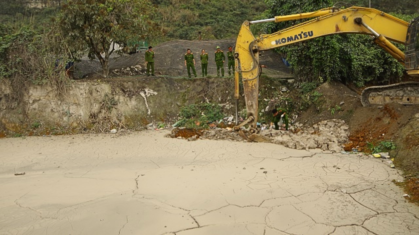 Gần 412 tấn chất thải công nghiệp của Chi nhánh Công ty TNHH xây dựng giao thông Long Nguyệt đổ, thải trái phép ra môi trường bị lực lượng Công an phát hiện (Ảnh: Trung Dũng)