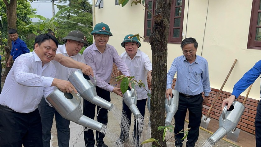 Thứ trưởng Nguyễn Thanh Tịnh trồng cây lưu niệm tại UBND xã Xuân Tân, huyện Xuân Trường, Nam Định.