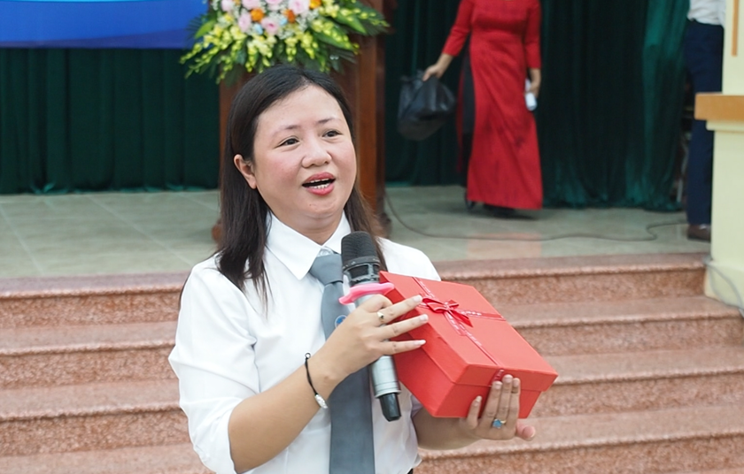 Luật sư Nguyễn Ngọc Lan Báo cáo viên pháp luật tuyên truyền, phổ biến giáo dục pháp luật cho thanh thiếu niên xã Xuân Tân.