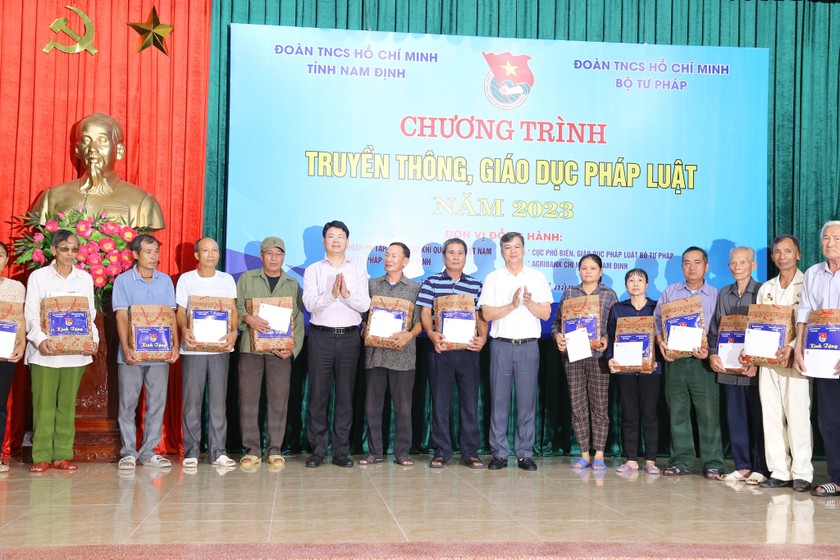 Thứ trưởng Bộ Tư pháp Nguyễn Thanh Tịnh cùng phó Chủ tịch UBND tỉnh Nam Định trao quà cho các gia đình thương binh, liệt sỹ, có công với cách mạng trên địa bàn xã Xuân Tân.