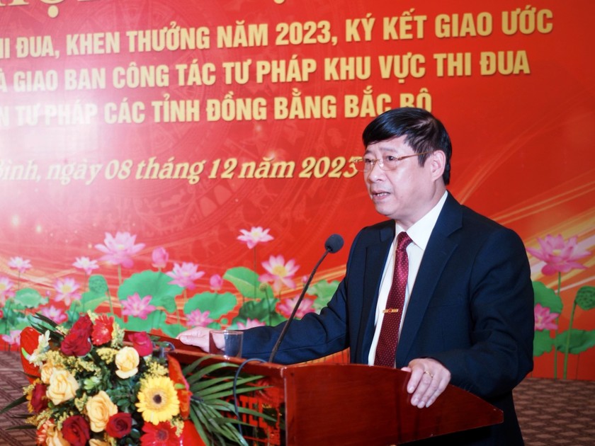 Giám đốc Sở Tư pháp tỉnh Ninh Bình Phạm Minh Thường đại diện khu vực thi đua phát biểu tiếp thu ý kiến chỉ đạo của Thứ trưởng Bộ Tư pháp Nguyễn Thanh Tịnh.