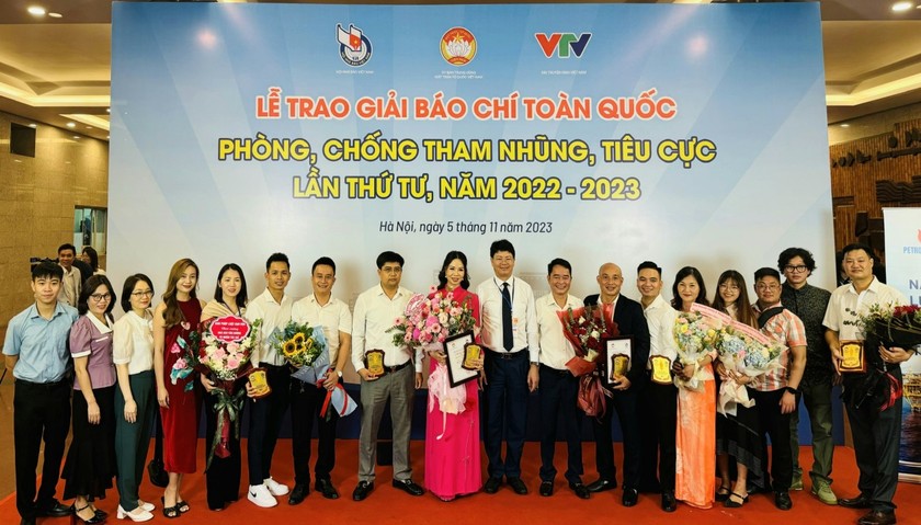 Thứ trưởng Bộ Tư pháp Nguyễn Thanh Tịnh; Tiến sĩ Vũ Hoài Nam - TBT Báo PLVN chụp ảnh lưu niệm cùng hai nhóm tác giả và các phóng viên.