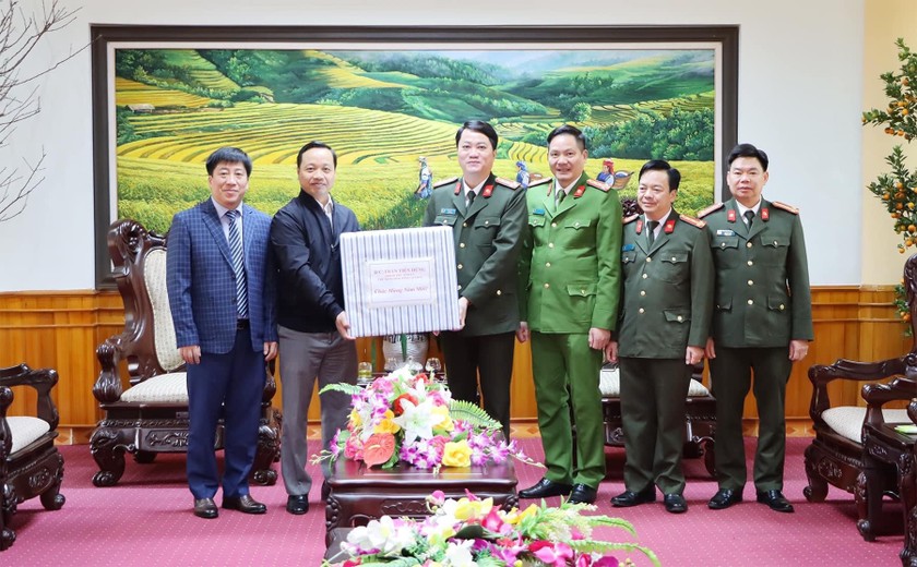 Chủ tịch UBND tỉnh Lai Châu Trần Tiến Dũng thăm và chúc Tết Công an tỉnh 