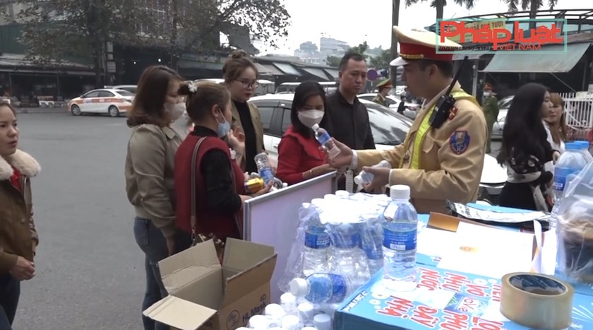 Đội CSGT Lào Cai phát khẩu trang và nước uống miễn phí cho người dân dịp Lễ 