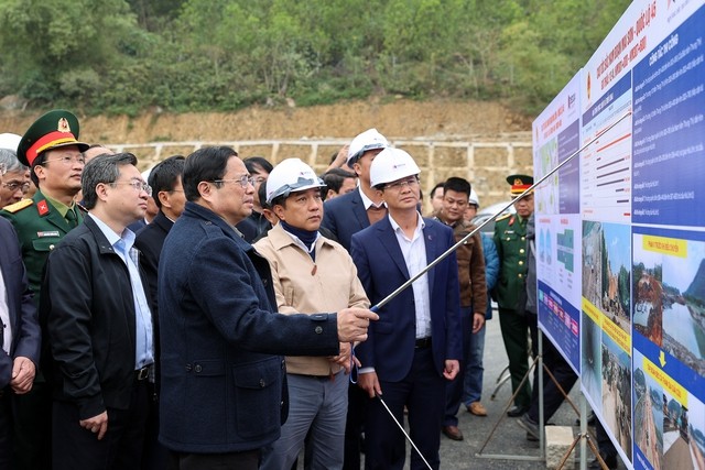 Thủ tướng cùng đoàn công tác nghe báo cáo về tình hình thực hiện dự án Mai Sơn-Quốc lộ 45. Ảnh: Nhật Bắc