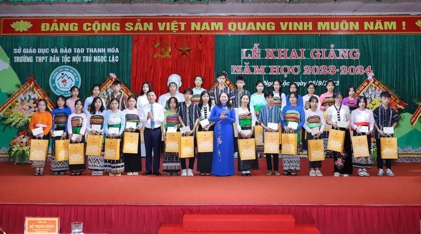 Phó Chủ tịch nước Võ Thị Ánh Xuân và Bí thư Tỉnh ủy Đỗ Trọng Hưng tặng quà cho học sinh nghèo vượt khó học giỏi Trường THPT Dân tộc nội trú Ngọc Lặc