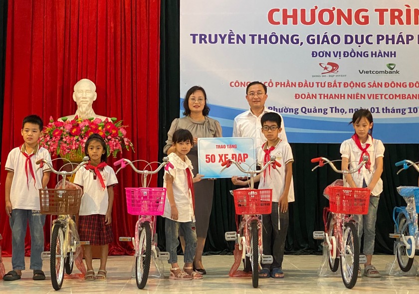 Đoàn công tác trao tặng 50 xe đạp cho các em học sinh, động viên các em vươn lên trong học tập. ảnh 5