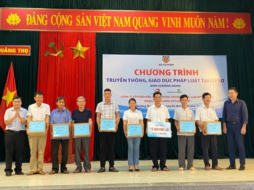 Đoàn công tác đã trao tặng 07 tủ sách, sách pháp luật cho phường Quảng Thọ ảnh 6