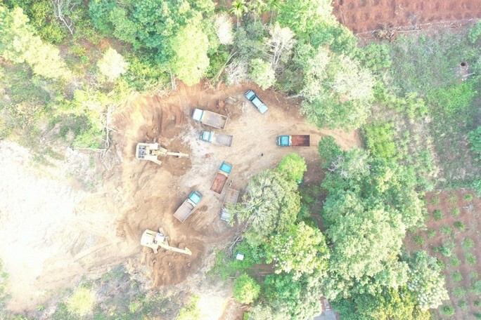 Khu vực khai thác đất được nhà báo Tuấn Nguyễn ghi lại.