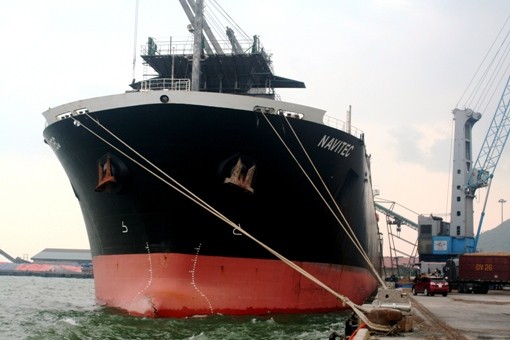 Tàu thuyền trọng tải lớn vào bốc hàng tại cảng Vũng Áng.