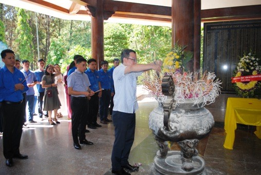 Đoàn Thanh niên Bộ Tư pháp dâng hương tưởng niệm tại Ngã ba Đồng Lộc và trao quà cho hộ nghèo ở huyện Can Lộc