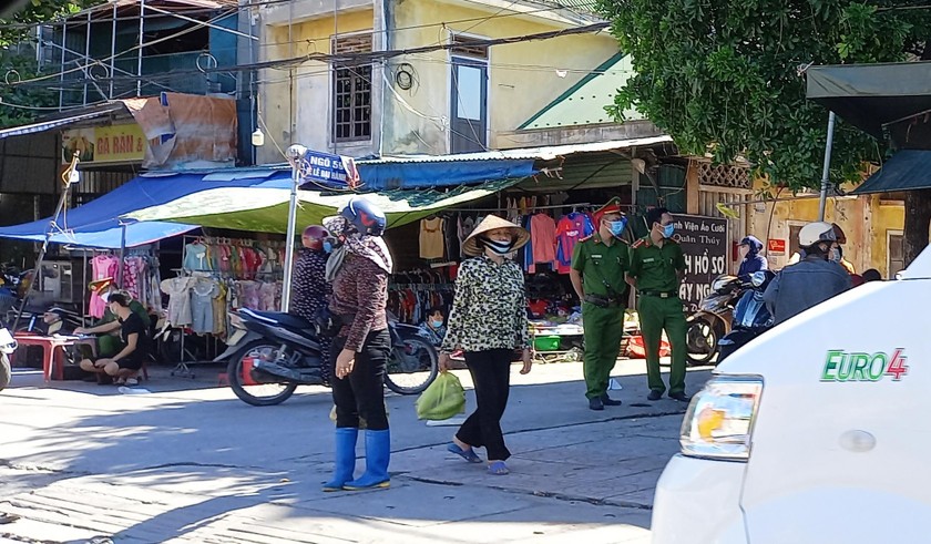 Công an Phường Hưng Trí ra quân xử lý tình trạng họp chợ lấn đường giao thông tại tổ dân phố Châu Phố.