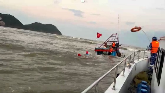 Xuồng Cảnh sát biển 606 nhanh chóng tiếp cận tàu cá bị nạn để ứng cứu thuyền viên.