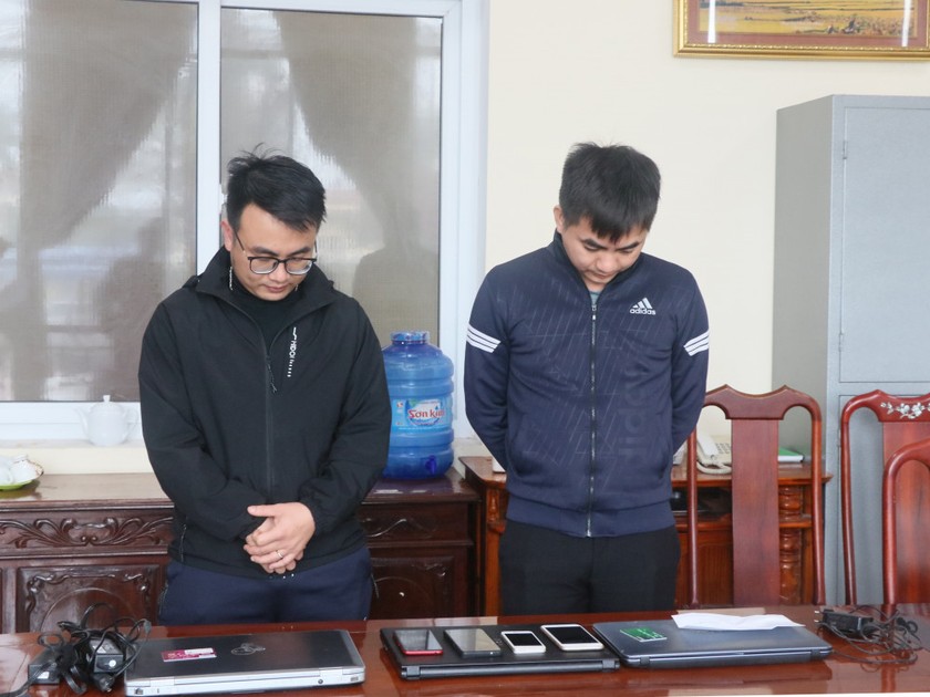 Hai đối tượng Nguyễn Đức Quảng và Đào Xuân Đỉnh tại cơ quan điều tra.