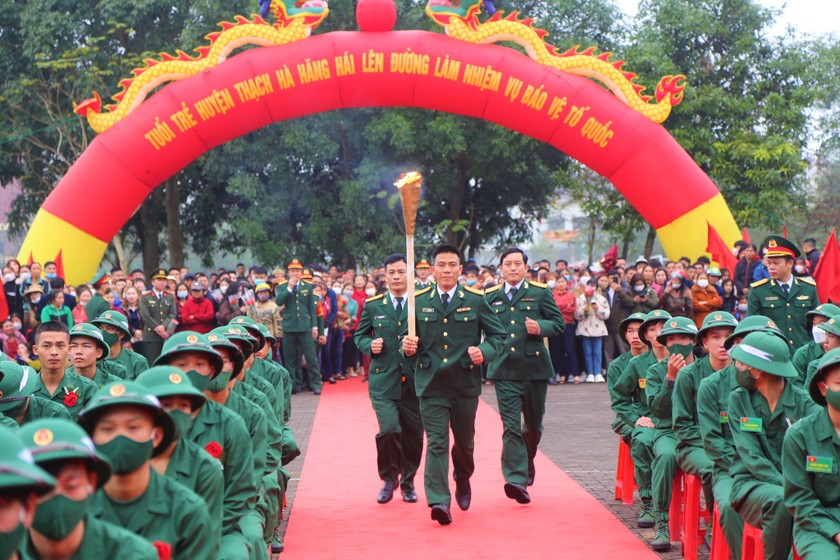Tân binh ở Hà Tĩnh hăng hái lên đường nhập ngũ. 