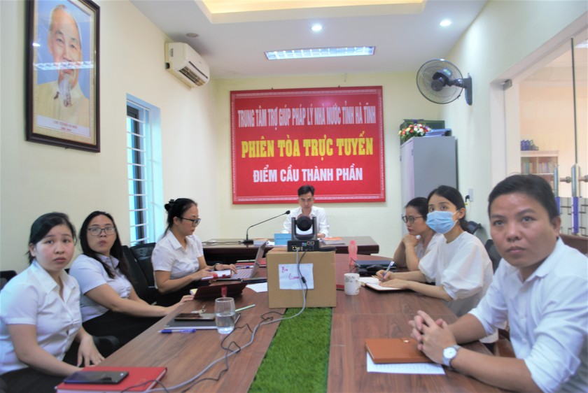 Trung tâm TGPLNN tỉnh Hà Tĩnh triển khai điểm cầu thành phần trong tổ chức phiên toà trực tuyến.