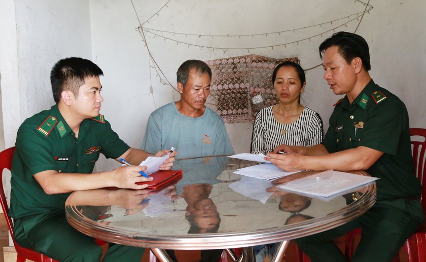 Bộ đội Biên phòng Hà Tĩnh tiếp nhận trình báo từ gia đình các nạn nhân. 
