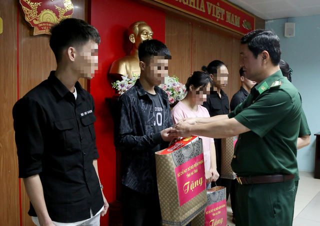 Đại tá Bùi Hồng Thanh, Chỉ huy trưởng BĐBP Hà Tĩnh thăm hỏi, tặng quà các nạn nhân.
