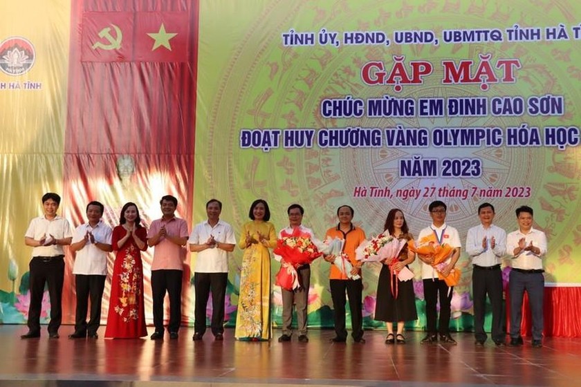 Đại diện tỉnh Hà Tĩnh đã tặng hoa chúc mừng em Đinh Cao Sơn và gia đình, chúc mừng Trường THPT chuyên Hà Tĩnh và giáo viên chủ nhiệm Đội tuyển Hóa học. Ảnh: PV