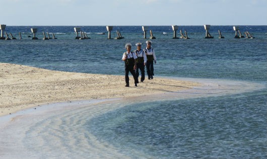 Các chiến sĩ đi tuần trên đồi cát ở đảo Sinh Tồn Đông