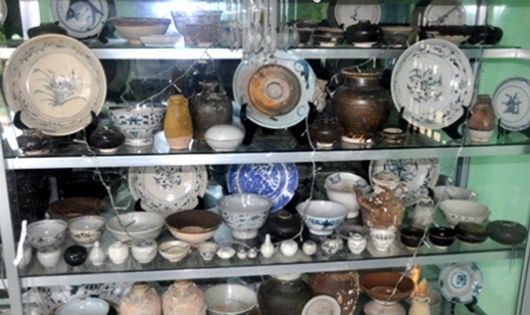 Hầu như nhà nào ở thôn Châu Thuận Biển cũng có tủ trưng bày cổ vật.