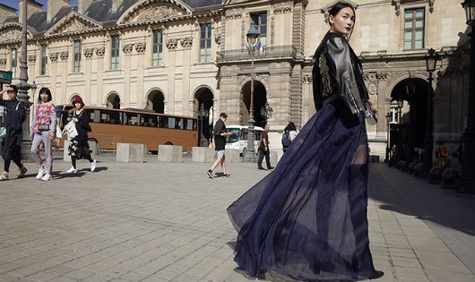 Thuỳ Trang lăng-xê thời trang Việt trên phố Paris