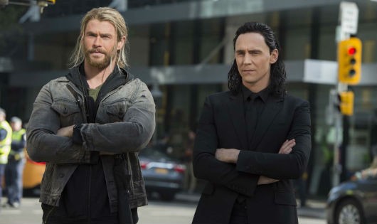 Anh em Thor và Loki kề vai sát cánh