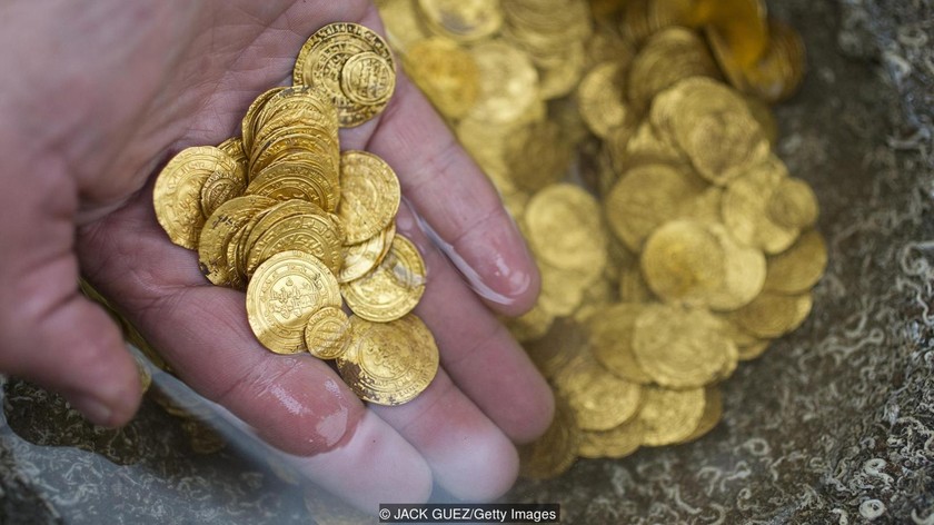 Kho báu 2.000 đồng tiền vàng 1.000 năm tuổi dưới đáy biển Israel ảnh 1