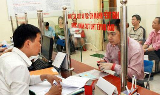 Hướng dẫn người dân làm thủ tục hành chính tại bộ phận “một cửa” phường Nhân Chính, quận Thanh Xuân (Hà Nội)