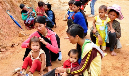 Dù quanh năm đối mặt với đói nghèo nhưng nhiều người mẹ ở thôn Trà Ong vẫn liên tục sinh con