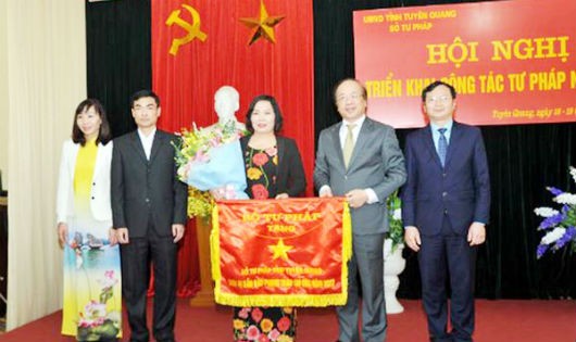 Thứ trưởng Phan Chí Hiếu tặng Cờ Đơn vị dẫn đầu phong trào thi đua của ngành Tư pháp cho Sở Tư pháp Tuyên Quang