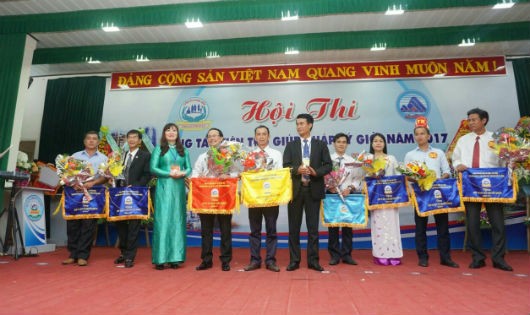 Bà Võ Thị Như Hoa trao giải  tại Hội thi Cộng tác viên trợ giúp pháp lý giỏi TP Đà Nẵng năm 2017