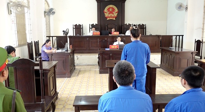 Các bị cáo Lan, Bằng và Trung tại phiên tòa.
