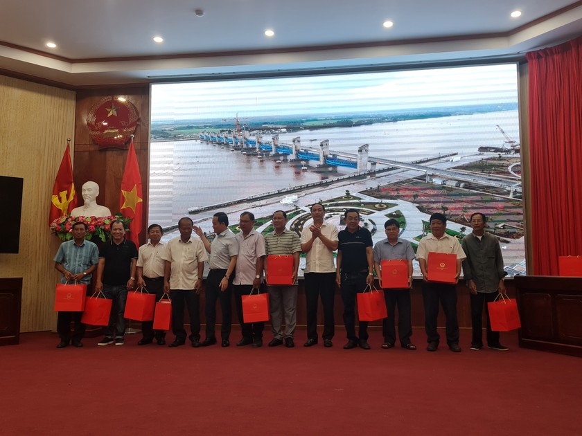 Phó Thủ tướng Trần Lưu Quang và lãnh đạo tỉnh Kiên Giang tặng quà cho các chủ tàu